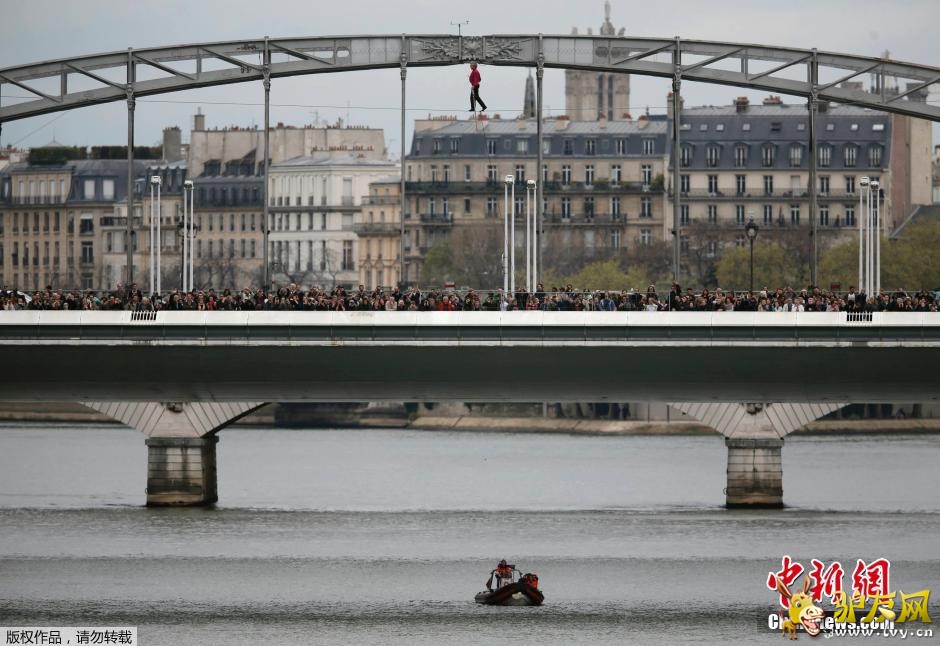 ����ʱ��2014��4��6�գ��������裬Denis Josselin�����߸�˿��Խ���ɺӡ���θ�˿�ܳ�175�ף�λ�����ɺ��Ͽ�30�׸ߴ���