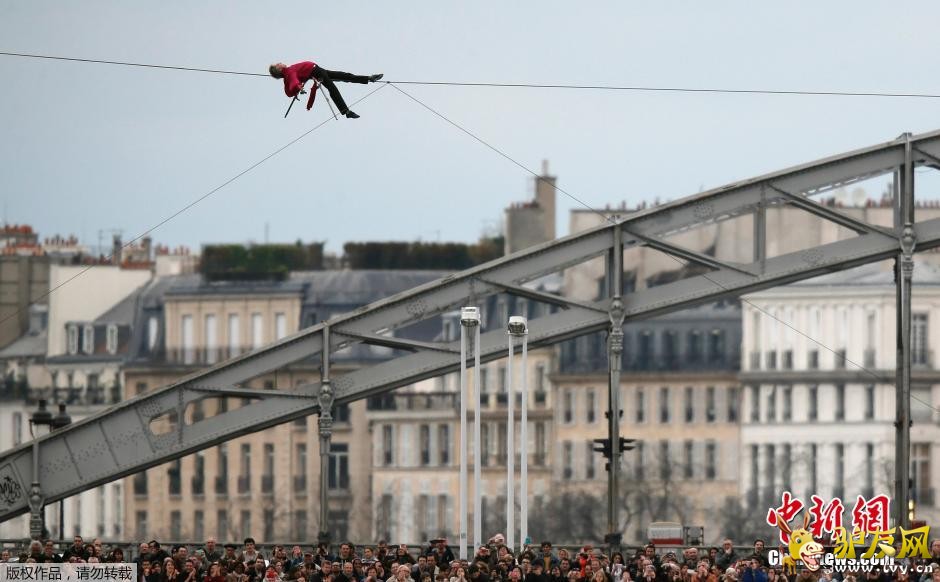 ����ʱ��2014��4��6�գ��������裬Denis Josselin�����߸�˿��Խ���ɺӡ���θ�˿�ܳ�175�ף�λ�����ɺ��Ͽ�30�׸ߴ���