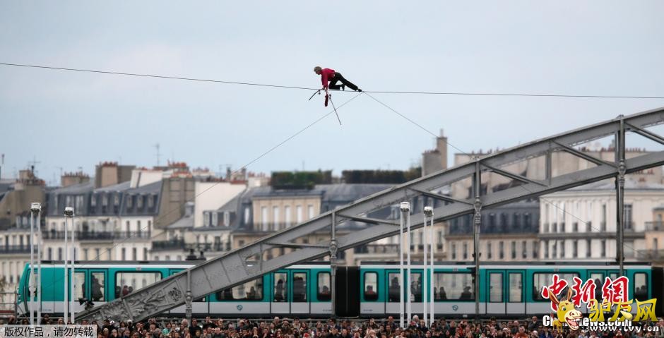 ����ʱ��2014��4��6�գ��������裬Denis Josselin�����߸�˿��Խ���ɺӡ���θ�˿�ܳ�175�ף�λ�����ɺ��Ͽ�30�׸ߴ���