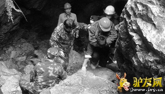 历经两个多小时,救援队将被困驴友救出了山洞。