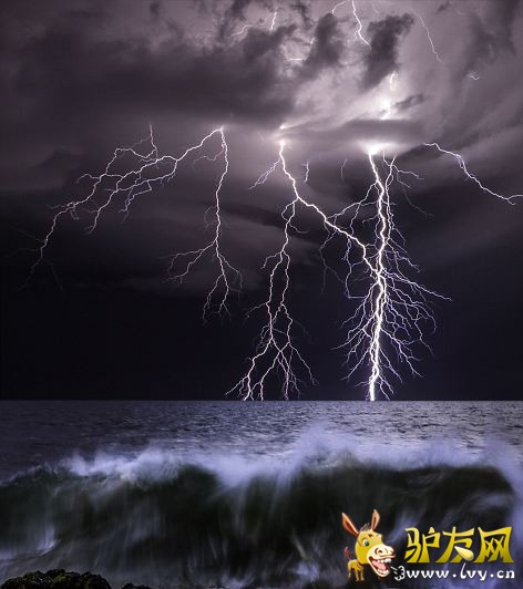 ��Ӣ����ÿ���ʱ���4��8�ձ�����һ�����԰Ĵ�������˹����Ӱʦ���׸񡤰��˶�˹����300Ӣ���׽�����׳��˲�䣬չ�ִ���Ȼ������η��������