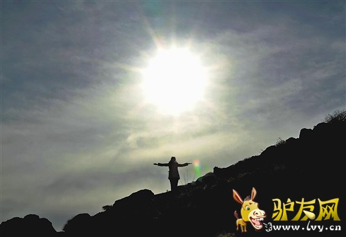 一名游客在多拉神山上