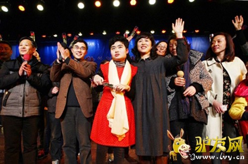 凌子个人演唱会上,凌子一家人向大家致谢