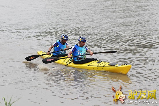 �ڽ����Ƥ��ͧ��Ŀ�У���ţ���ӱ��ֳ�ɫ