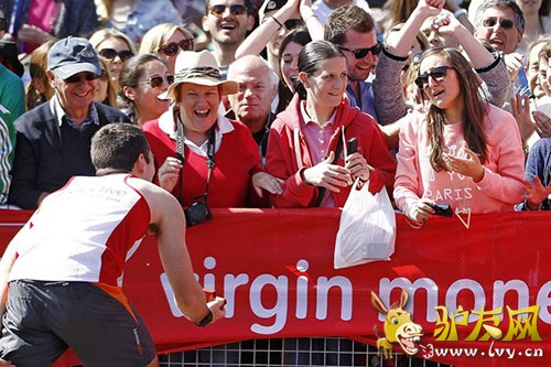 �׶������ɱ����ڼ䣬25���ѡ�������¶�ͻȻ��Ů�����������