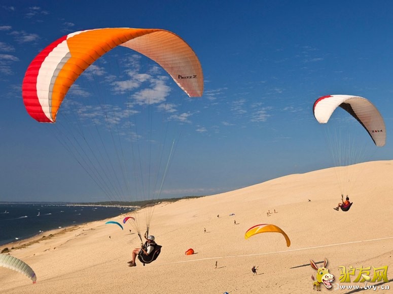 λ�ڴ����󺣰��ϵķ���LA GRAND��̲��Ƭӵ�������ó�������ȴ���˼������Ĺ۹������ء�