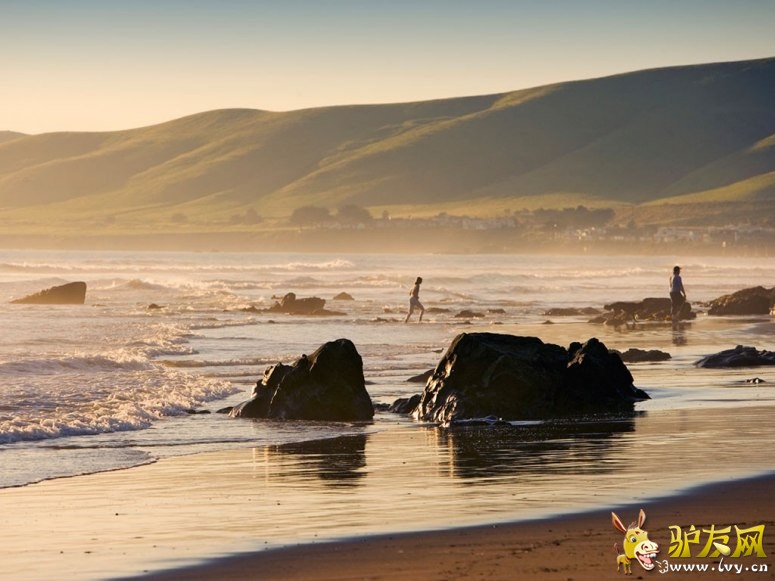 λ�ڴ����󺣰��ϵķ���LA GRAND��̲��Ƭӵ�������ó�������ȴ���˼������Ĺ۹������ء�