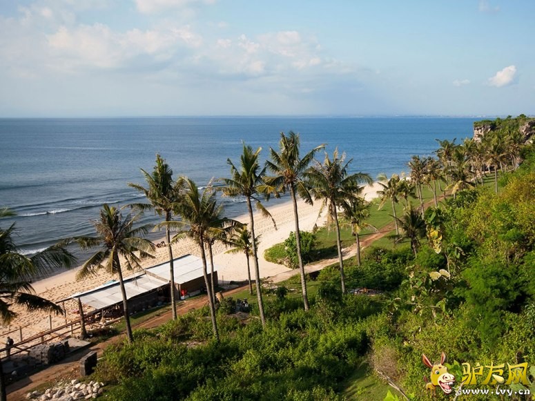 λ�ڴ����󺣰��ϵķ���LA GRAND��̲��Ƭӵ�������ó�������ȴ���˼������Ĺ۹������ء�