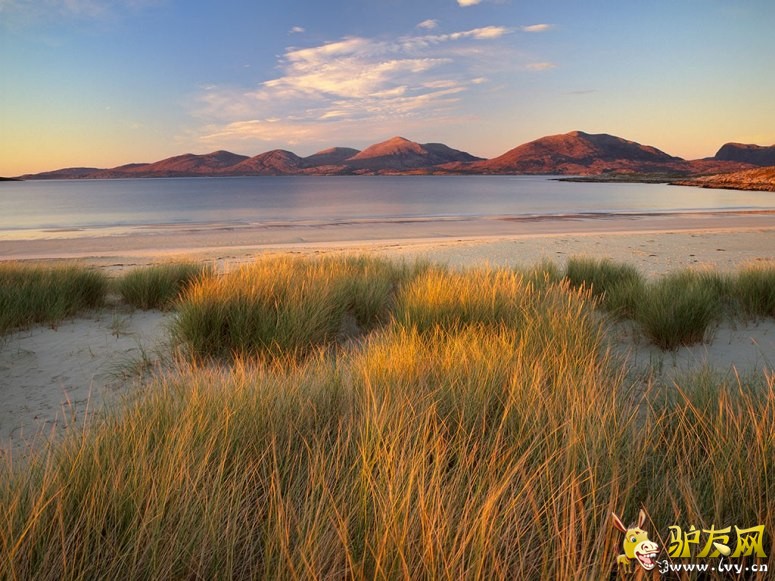 λ�ڴ����󺣰��ϵķ���LA GRAND��̲��Ƭӵ�������ó�������ȴ���˼������Ĺ۹������ء�