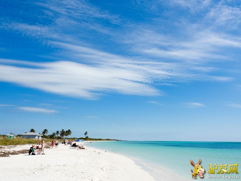 λ�ڴ����󺣰��ϵķ���LA GRAND��̲��Ƭӵ�������ó�������ȴ���˼������Ĺ۹������ء�