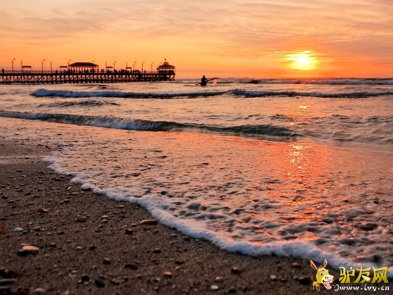 λ�ڴ����󺣰��ϵķ���LA GRAND��̲��Ƭӵ�������ó�������ȴ���˼������Ĺ۹������ء�