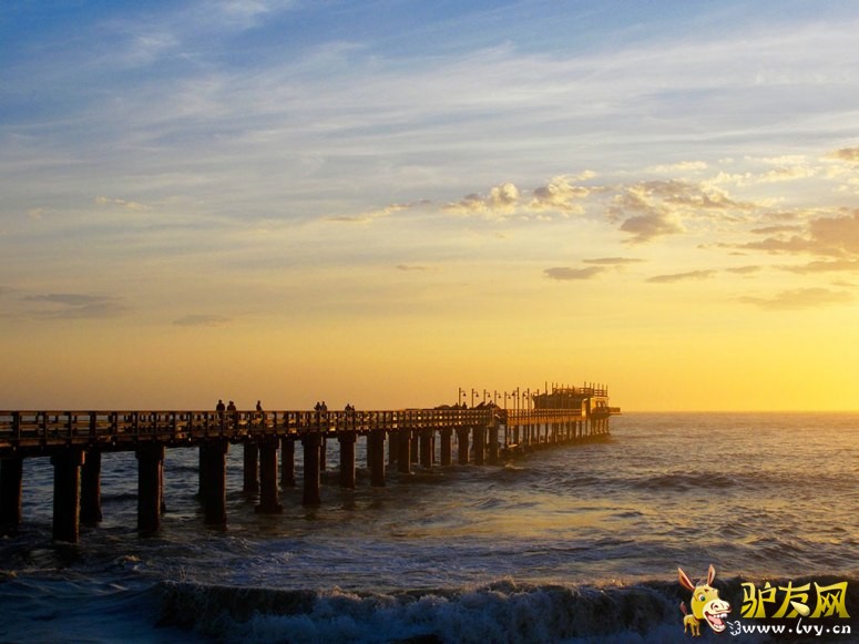 λ�ڴ����󺣰��ϵķ���LA GRAND��̲��Ƭӵ�������ó�������ȴ���˼������Ĺ۹������ء�