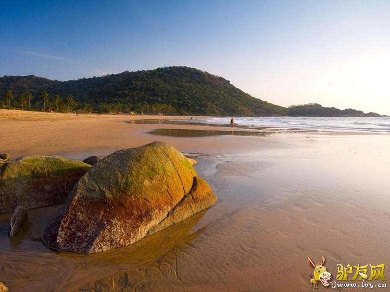 λ�ڴ����󺣰��ϵķ���LA GRAND��̲��Ƭӵ�������ó�������ȴ���˼������Ĺ۹������ء�