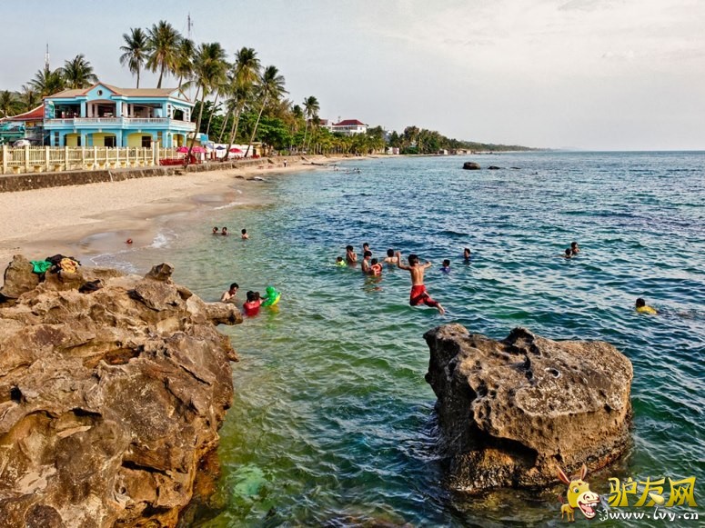 λ�ڴ����󺣰��ϵķ���LA GRAND��̲��Ƭӵ�������ó�������ȴ���˼������Ĺ۹������ء�