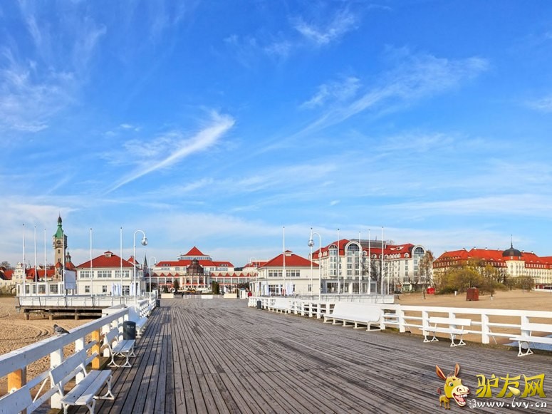 λ�ڴ����󺣰��ϵķ���LA GRAND��̲��Ƭӵ�������ó�������ȴ���˼������Ĺ۹������ء�