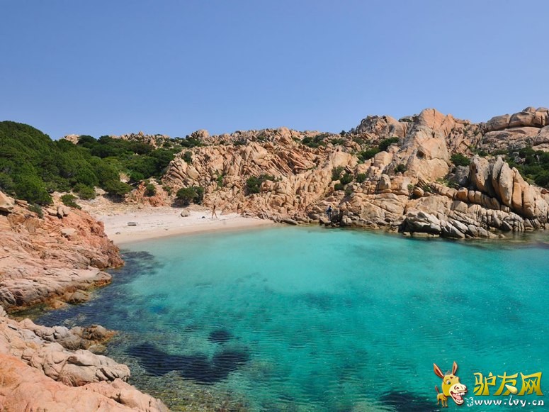 λ�ڴ����󺣰��ϵķ���LA GRAND��̲��Ƭӵ�������ó�������ȴ���˼������Ĺ۹������ء�