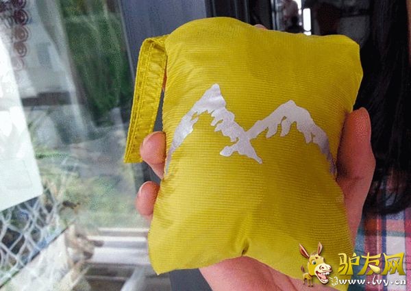 ����ѹ����һ�����ƴ�С��С��������Я��