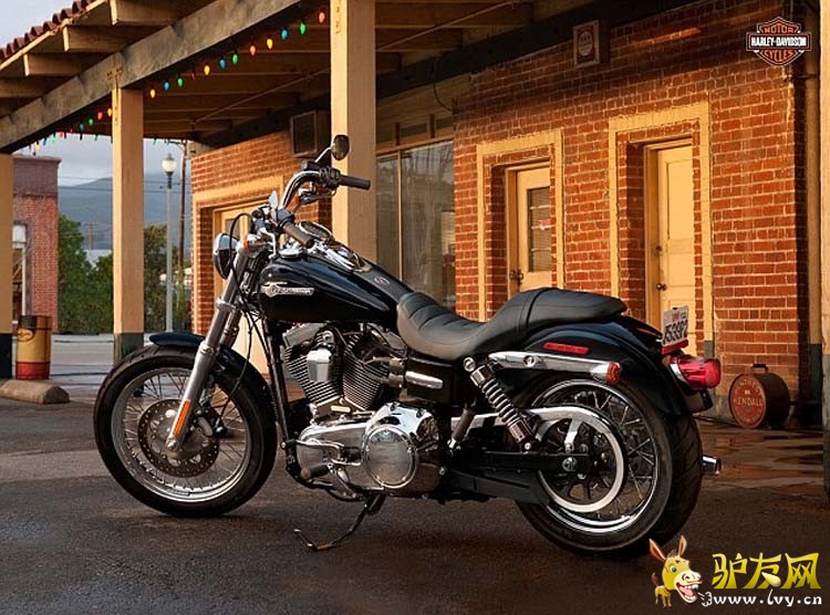 ���ɼ�ʻ����˹�ϴ������ϵ�һ���ӳ���Ƶ��ʾ��6���к�������ʻ����Ħ�С���Ƶ��ͼ