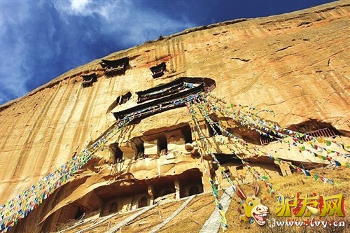沙尘暴停止,宋立伟前往当地景点马蹄寺参观,领略藏族佛教石窟的风情