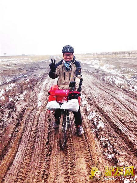 大雪过后一路泥泞,宋立伟说,越困难越要保持微笑