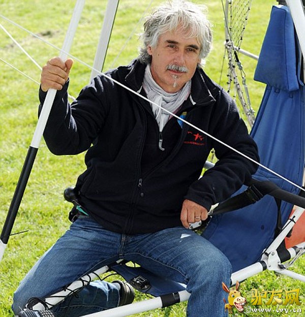 �����Ӽݳ���ɻ����У�����Ⱥ���ԡ����ݻ���������ҳ��ͼ