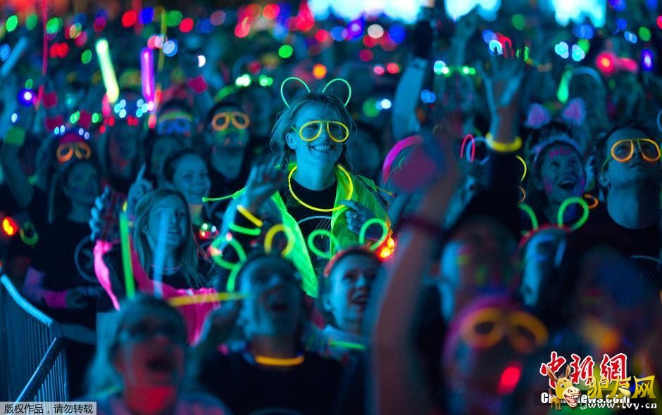 4��26�գ�Ӣ���׶أ�Ȥζ��ӫ���ܡ����²����򳡾��У�����ɫ�ʵ���ҹ�ա�