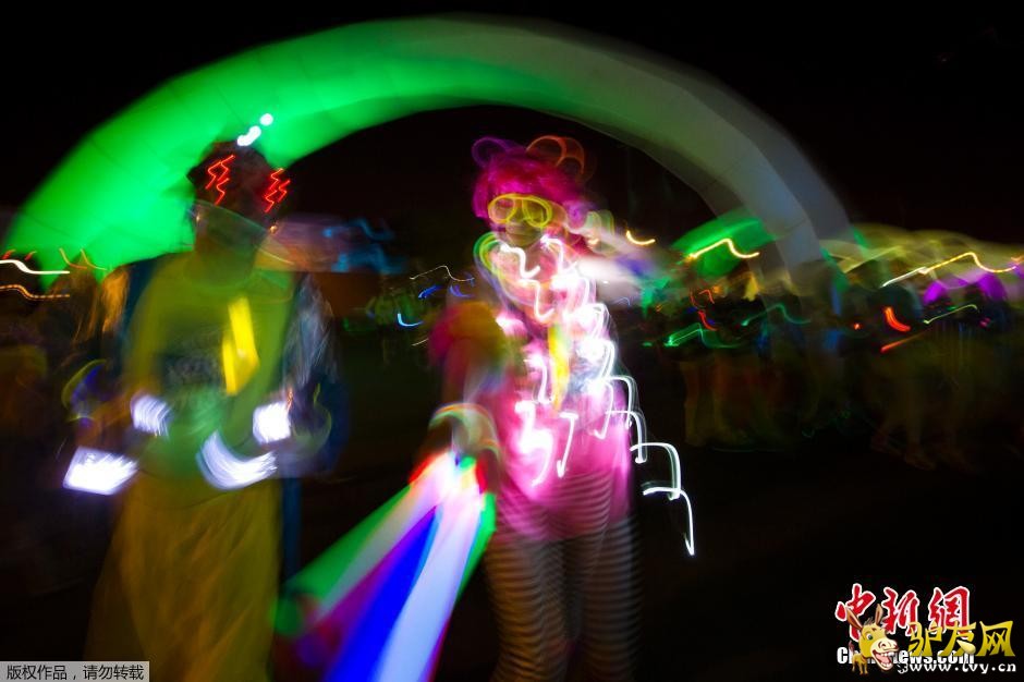 4��26�գ�Ӣ���׶أ�Ȥζ��ӫ���ܡ����²����򳡾��У�����ɫ�ʵ���ҹ�ա�