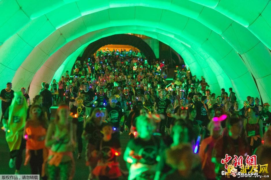 4��26�գ�Ӣ���׶أ�Ȥζ��ӫ���ܡ����²����򳡾��У�����ɫ�ʵ���ҹ�ա�