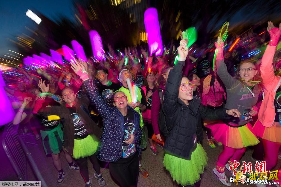 4��26�գ�Ӣ���׶أ�Ȥζ��ӫ���ܡ����²����򳡾��У�����ɫ�ʵ���ҹ�ա�