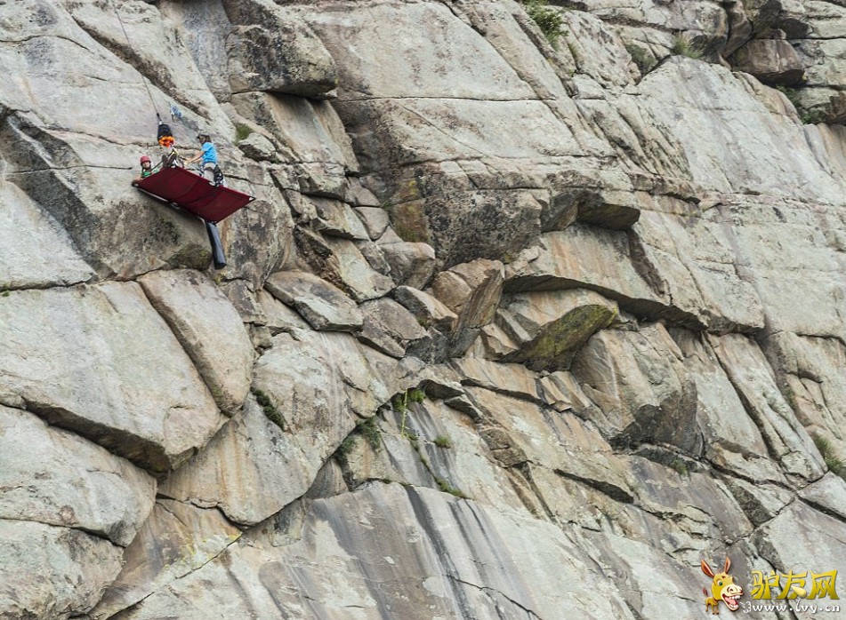 ����һ���������Ƴ�һ���¶Ӫ�Σ������������ϰ�Ӫ��կ��ҹ