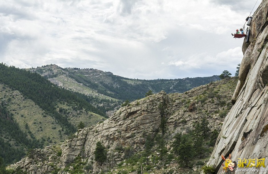 ����һ���������Ƴ�һ���¶Ӫ�Σ������������ϰ�Ӫ��կ��ҹ