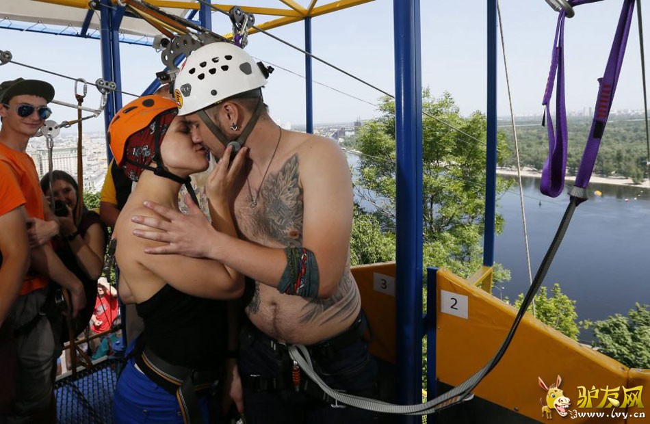 ���������ۺϱ�������Ӣ����ÿ���ʱ���5��22�ձ�����һ�������ڿ���������򸾣��ڻ����ĵ�������(River Dnieper)�Ͻ�����һ�ηǳ��ر���������С�