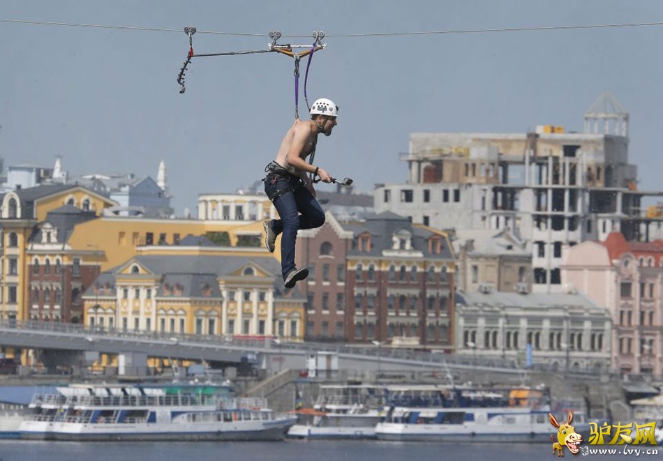 ���������ۺϱ�������Ӣ����ÿ���ʱ���5��22�ձ�����һ�������ڿ���������򸾣��ڻ����ĵ�������(River Dnieper)�Ͻ�����һ�ηǳ��ر���������С�