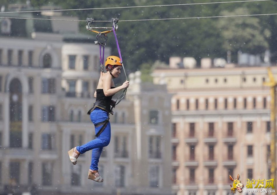 ���������ۺϱ�������Ӣ����ÿ���ʱ���5��22�ձ�����һ�������ڿ���������򸾣��ڻ����ĵ�������(River Dnieper)�Ͻ�����һ�ηǳ��ر���������С�