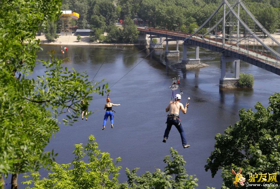 ���������ۺϱ�������Ӣ����ÿ���ʱ���5��22�ձ�����һ�������ڿ���������򸾣��ڻ����ĵ�������(River Dnieper)�Ͻ�����һ�ηǳ��ر���������С�