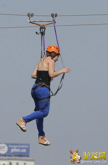 ���������ۺϱ�������Ӣ����ÿ���ʱ���5��22�ձ�����һ�������ڿ���������򸾣��ڻ����ĵ�������(River Dnieper)�Ͻ�����һ�ηǳ��ر���������С�