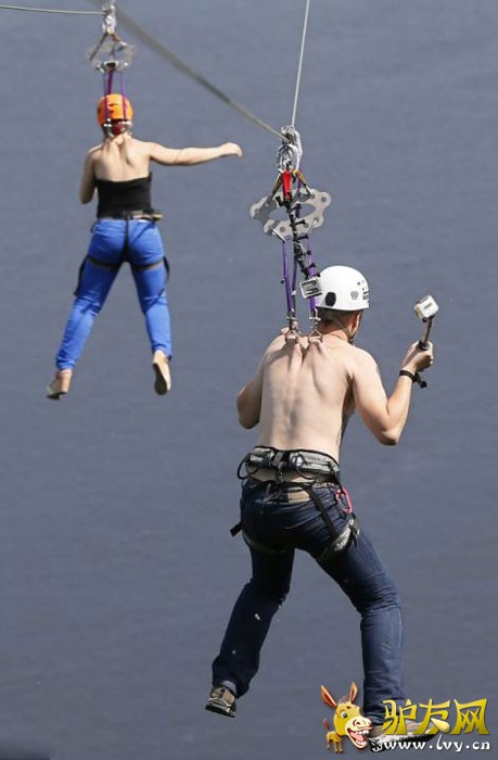 ���������ۺϱ�������Ӣ����ÿ���ʱ���5��22�ձ�����һ�������ڿ���������򸾣��ڻ����ĵ�������(River Dnieper)�Ͻ�����һ�ηǳ��ر���������С�