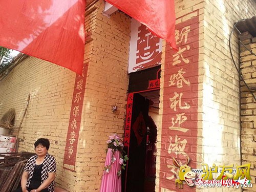 门口的对联预示着婚礼的不同之处。