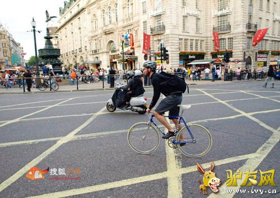 欧洲街头,骑自行车出行已渐成时尚。