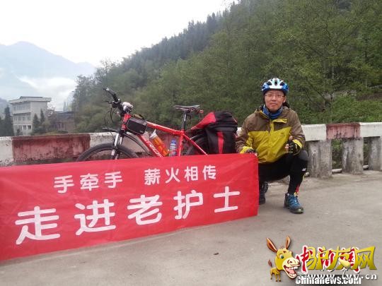 骑行途中的张龙