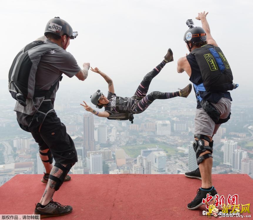 ����ʱ��9��27�գ��������Ǽ�¡�£�2014��¡����������ɡ�ھ��У���������20�����ҵĴ�Լ100��רҵ������ɡѡ�ֲμӴ˴λ��ѡ���Ǵ�300�׸ߵ��������ǵر꽨����¡�������¡�