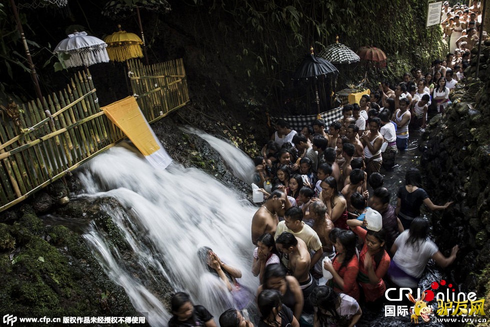 ����ʱ��2014��10��5�գ�ӡ����嵺������ӡ�Ƚ���ͽ���ٲ��½���ϴ����ϴ�ѷ��ģ��������顣ͼƬ��Դ:Agung meswara/Getty Images/CFP