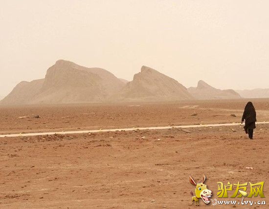 �����ǵ�������͵�ˮ��ˮ��ƽ�����ں�ƽ��Լ400�ף�λ����ɫ�к�Լ��֮�䣬��һ����½�κ�����������·Ҳ�����ɳ��������Ϻ�����͵�·��