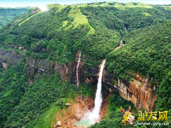 �����ǵ�������͵�ˮ��ˮ��ƽ�����ں�ƽ��Լ400�ף�λ����ɫ�к�Լ��֮�䣬��һ����½�κ�����������·Ҳ�����ɳ��������Ϻ�����͵�·��