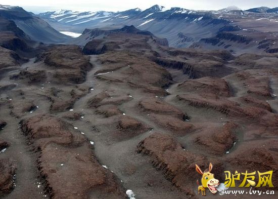 �����ǵ�������͵�ˮ��ˮ��ƽ�����ں�ƽ��Լ400�ף�λ����ɫ�к�Լ��֮�䣬��һ����½�κ�����������·Ҳ�����ɳ��������Ϻ�����͵�·��