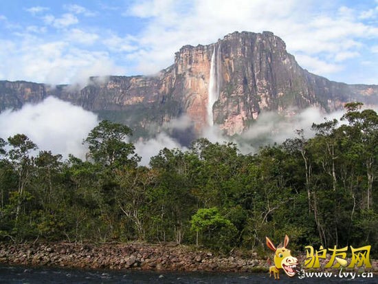 �����ǵ�������͵�ˮ��ˮ��ƽ�����ں�ƽ��Լ400�ף�λ����ɫ�к�Լ��֮�䣬��һ����½�κ�����������·Ҳ�����ɳ��������Ϻ�����͵�·��