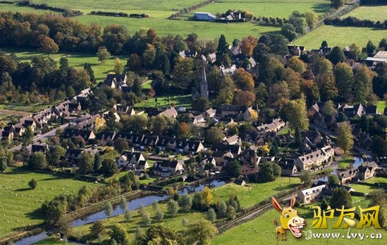 �����ǵ�������͵�ˮ��ˮ��ƽ�����ں�ƽ��Լ400�ף�λ����ɫ�к�Լ��֮�䣬��һ����½�κ�����������·Ҳ�����ɳ��������Ϻ�����͵�·��