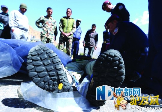 10��17�գ��Ჴ��Jomsom����Ԯ��Ա�ҵ�ѩ�����������塣