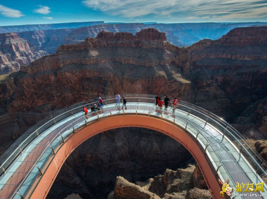 �ڷ���С���������3842�׸ߵ����������һ�����˲���Ĳ����۾�̨��������ο��ǿ��Կ����������ڵİ�����˹ɽѩ�����ô��۾�̨�������1000����֮�ߡ�