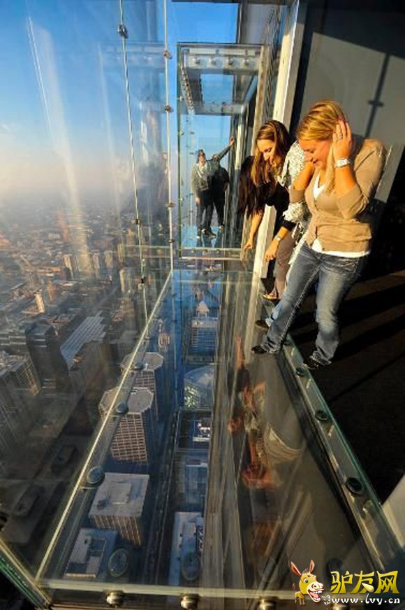 �ڷ���С���������3842�׸ߵ����������һ�����˲���Ĳ����۾�̨��������ο��ǿ��Կ����������ڵİ�����˹ɽѩ�����ô��۾�̨�������1000����֮�ߡ�